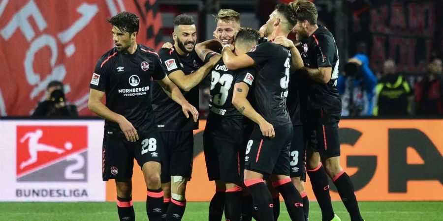 Die Spieler des 1. FC Nürnberg freuen sich nach dem 2:0-Sieg gegen Eintracht Braunschweig.