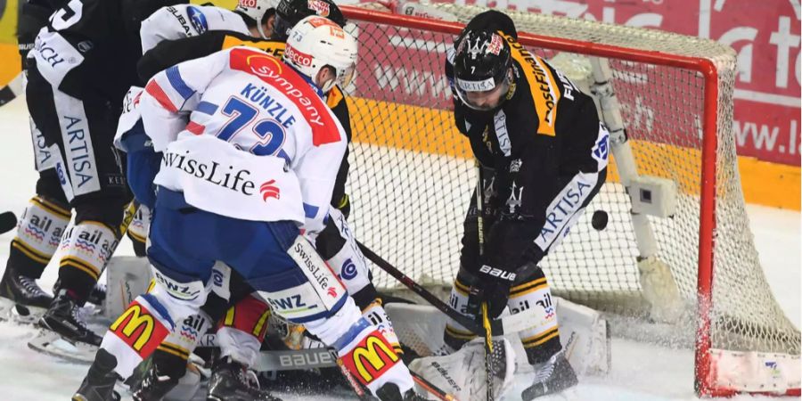 Mike Künzle bringt den ZSC nach einer unübersichtlichen Situation vor dem Lugano-Tor in Führung.