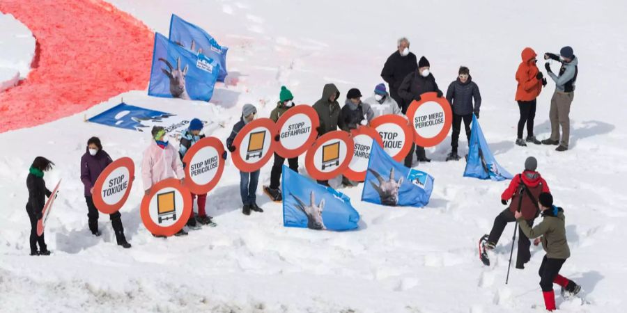 Die Protestaktion «Stop Toxique» der Alpen-Initiative auf dem Simplon.