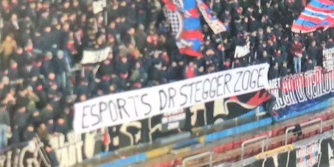 Das Transpi der FCB-Fans nach dem Stromausfall: «Esports dr Stegger zoge». Das Transpi der FCB-Fans nach dem Stromausfall: «Esports dr Stegger zoge».