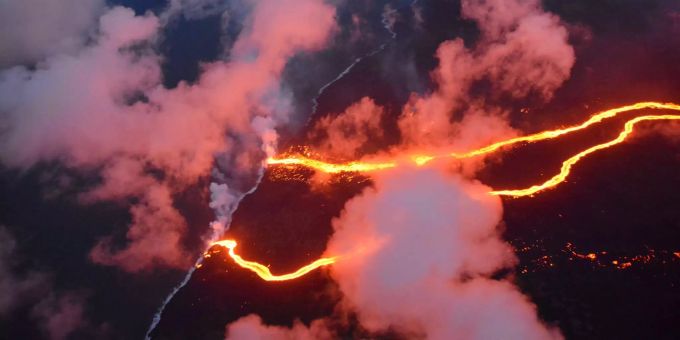 Lava fliesst vom Vulkan Kilauea bis in den Ozean. Lava fliesst vom Vulkan Kilauea bis in den Ozean.