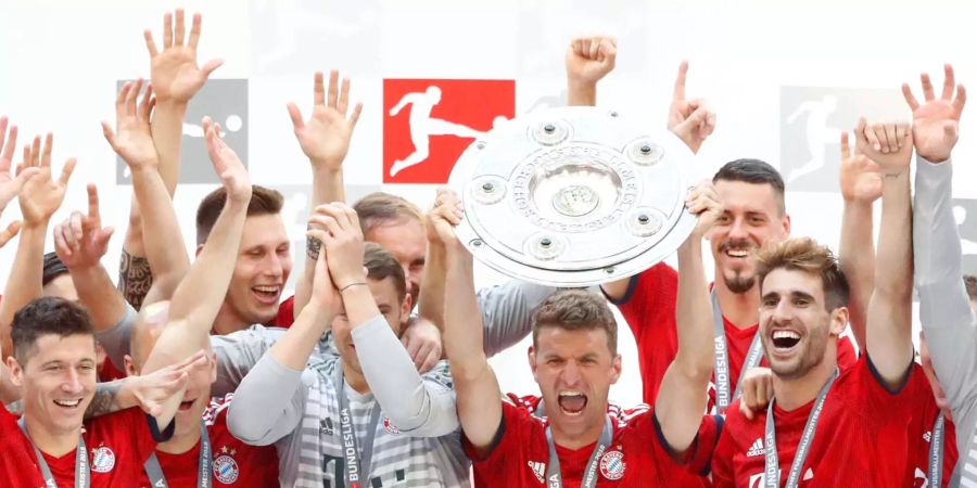 Thomas Müller mit der Meisterschale.