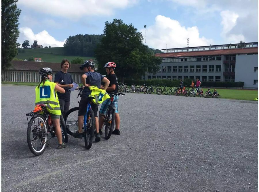 Die Lehrpersonen tragen zum reibungslosen Ablauf bei.