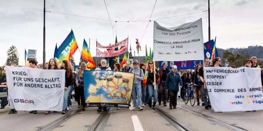 Über tausend Personen haben heute Montag in Bern am Ostermarsch für ein gerechteres Wirtschaftssystem protestiert.