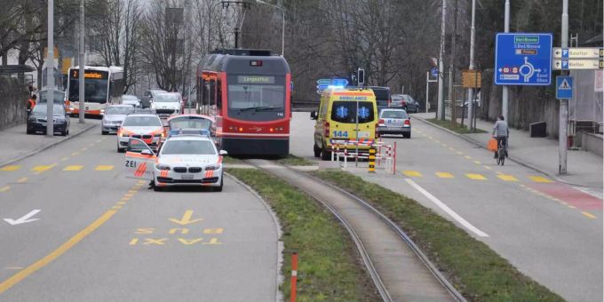 Ein Fussgänger wurde beim Überqueren der Rötistrasse angefahren. Ein Fussgänger wurde beim Überqueren der Rötistrasse angefahren.