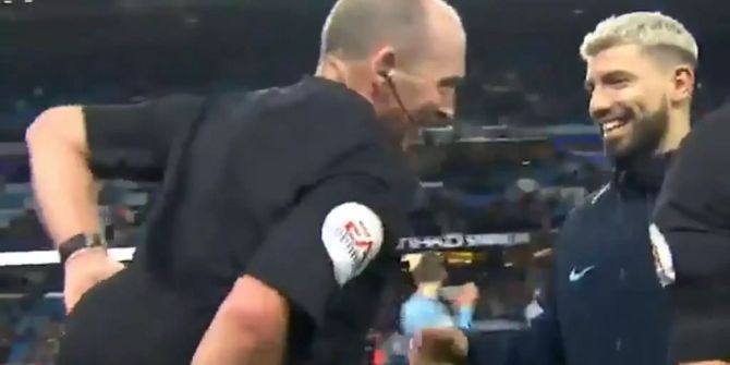 Schiedsrichter Mike Dean spasst mit Manchester Citys Sergio Aguero.