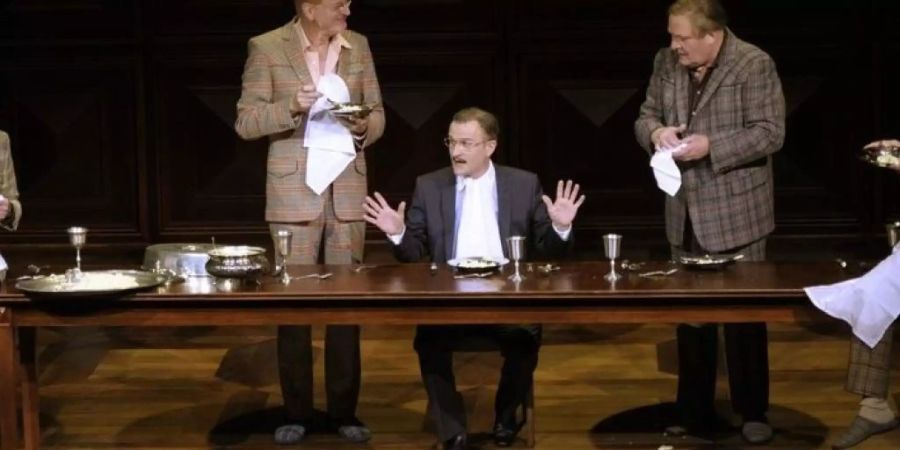 Jörg Schröder (4. v. links) spielte 2010 am Theater Basel in der Inszenierung «Die Panne». (Archiv)