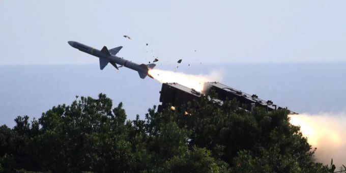 Der Begriff «Mutter aller Bomben» bezeichnet im Militärjargon eine konventionelle Bombe aus dem Arsenal der USA. Ein Fahrzeug feuert eine Rakete.
