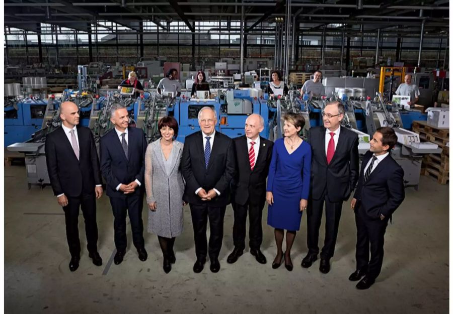 Der Gesamtbundesrat (von links nach rechts): Bundesrat Alain Berset, Bundesrat Didier Burkhalter, Bundesrätin Doris Leuthard (Vizepräsidentin), Bundespräsident Johann N. Schneider-Ammann, Bundesrat Ueli Maurer, Bundesrätin Simonetta Sommaruga, Bundesrat Guy Parmelin, Bundeskanzler Walter Thurnherr.