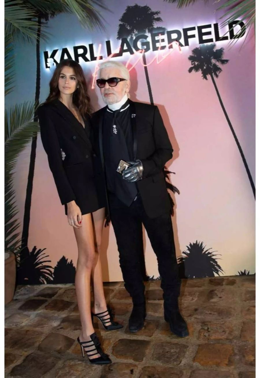 Karl Lagerfeld und Model Kaia Gerber im Oktober 2018 an der Pariser Fashion Week.