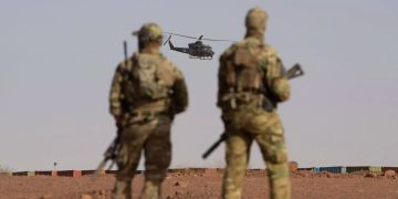 Kanadische Soldaten und ein Helikopter in Mali.