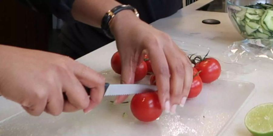 7. Cherrytomaten vierteln.