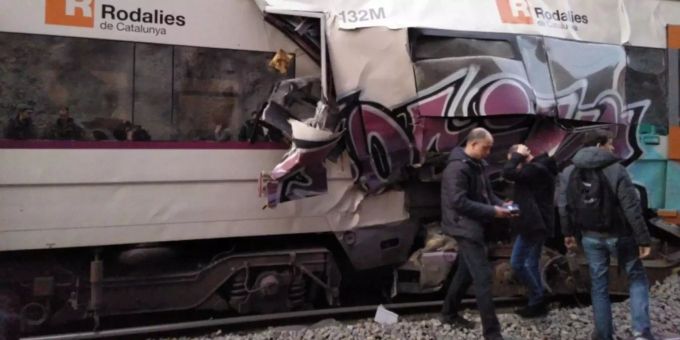 Die beiden S-Bahnen prallten frontal ineinander. Die zusammengeprallten Zugwaggons in Barcelona.