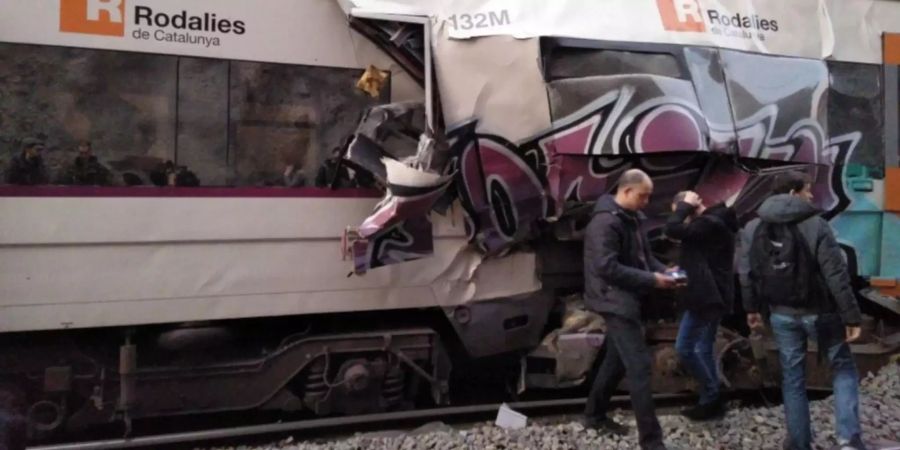 Die zusammengeprallten Zugwaggons in Barcelona.