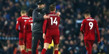 Jürgen Klopp tröstet die Spieler des FC Liverpool.
