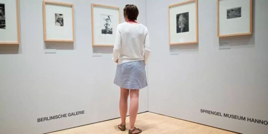 Werke des Fotografen Umbo, betrachtet in der Berlinischen Galerie. Foto: Jörg Carstensen, dpa