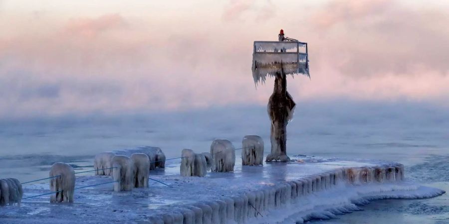 Ein Hafenlicht ist auf dem Lake Michigan.
