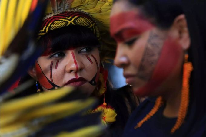 31.01.2019, Brasilien, Brasilia: Indigene Frauen nehmen an einem Protest vor dem Ministerium für Landwirtschaft teil. Mitglieder indigener Gemeinschaften protestieren gegen die Land- und Umweltschutzpolitik der Regierung des rechtsextremen Bolsonaro. Foto: Eraldo Peres/AP/dpa +++ dpa-Bildfunk +++ Indigene protestieren in Brasilien