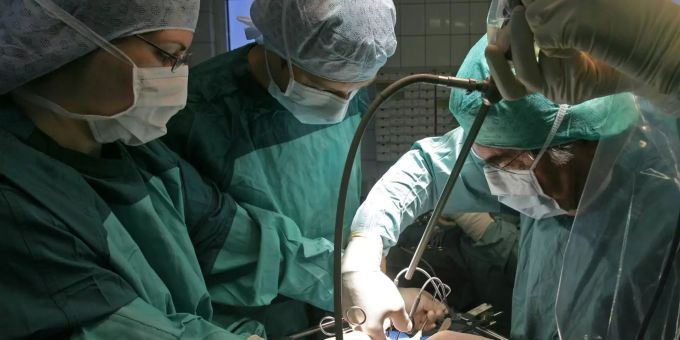 In der Schweiz gab es 2018 so viele postmortale Organspender wie noch nie. Aufnahem einer Operation