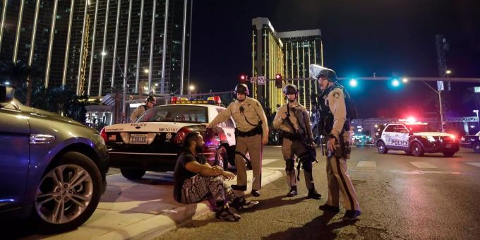 Mehr als ein Jahr nach dem Massaker von Las Vegas mit 58 Toten hat die US-Bundespolizei FBI kein eindeutiges Motiv ausmachen können. Polizisten stehen in der Nähe des Anschlagsortes.