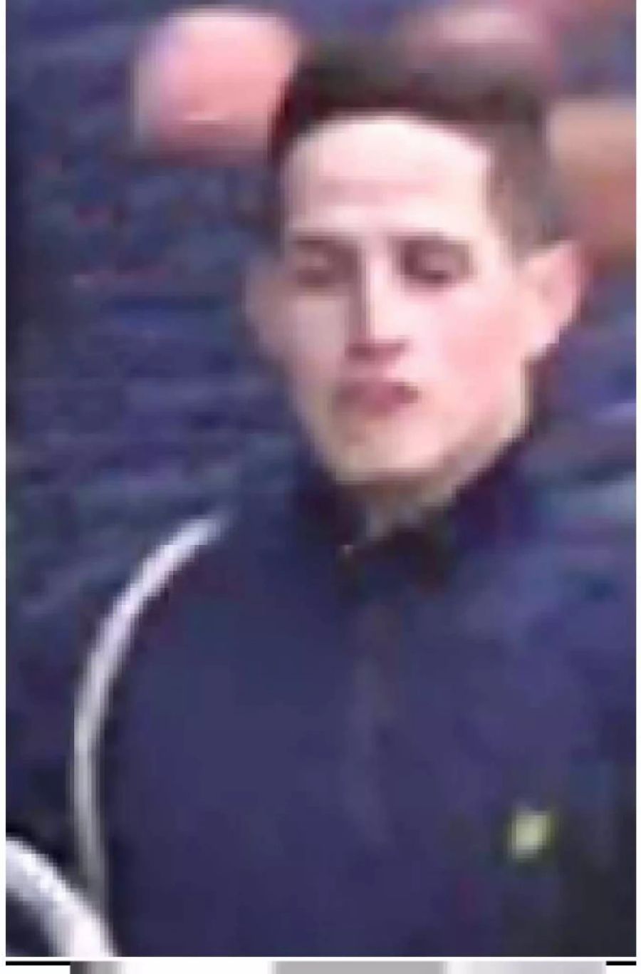Diese Person ist ebenfalls zur Fahndung ausgeschrieben.