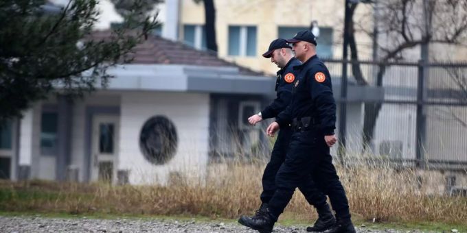 Polizisten aus Montenegro patrouillieren (Symbolbild). Polizisten aus Montenegro.