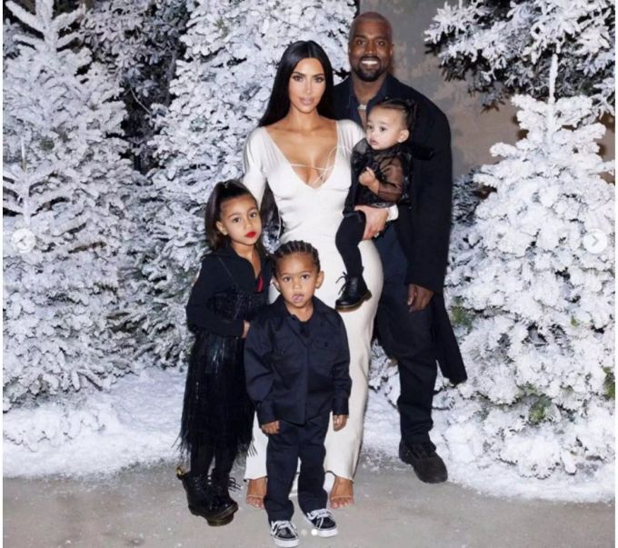 Kim Kardashian und ihre Familie am grossen Weihnachtsfest auf ihrem Anwesen. Kardashian