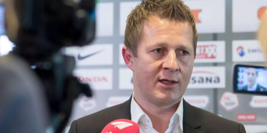 YB-Sportchef Christoph Spycher gibt Journalisten Auskunft.