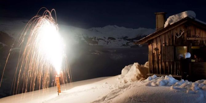 Ein kleines Feuerwerk leuchtet in der Silvesternacht auf der tief eing