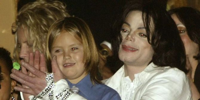 Michael Jackson mit einem Kind.