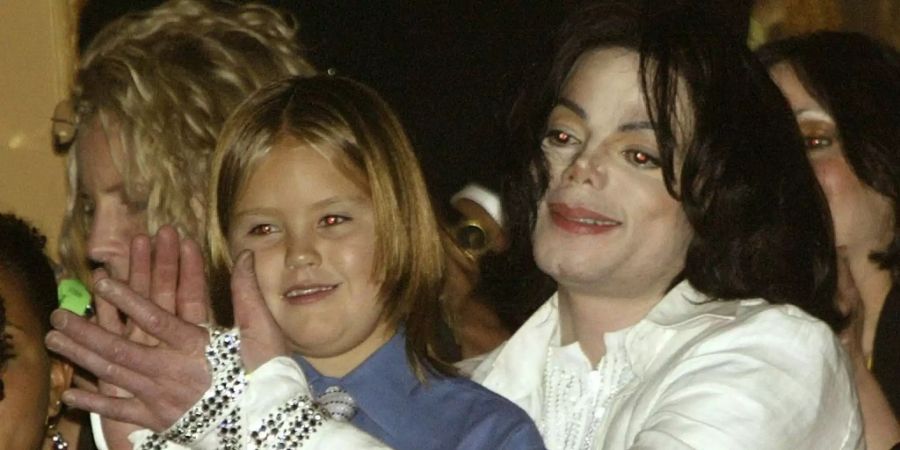 Michael Jackson mit einem Kind.