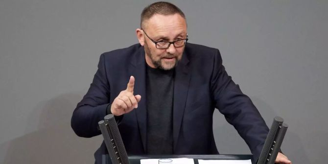 Frank Magnitz hält eine Rede.