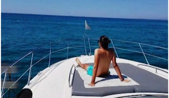 Tony Castro lässt es sich auf einer Luxus-Yacht gut gehen.
