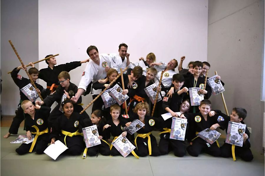 Gruppenfoto Gurtprüfung Kinder; Foto Nadia Busslinger