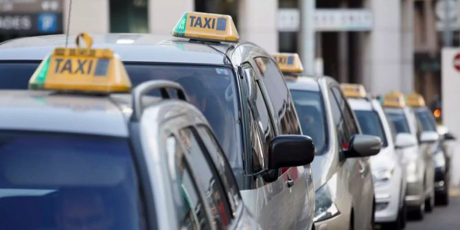 Mehrere Taxis stehen in Genf hintereinander.