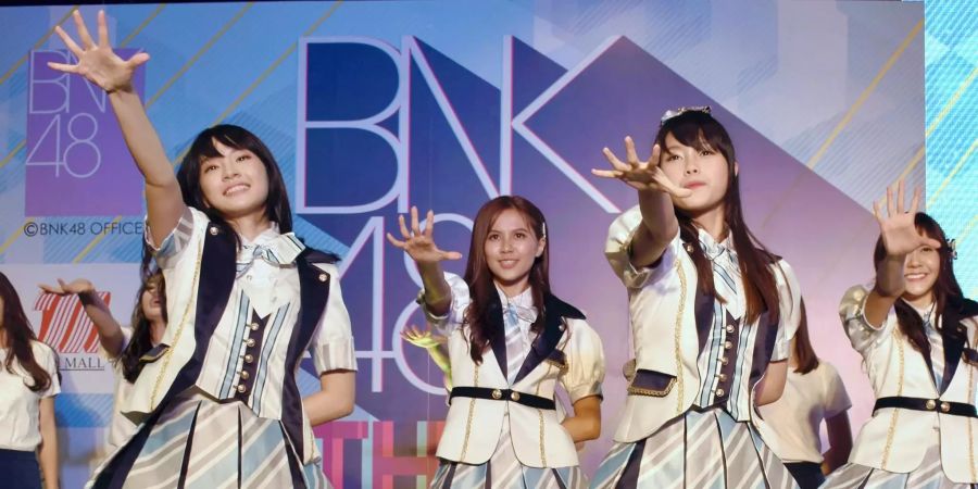 Die thailändische Pop-Band BNK48 gibt ein Konzert.