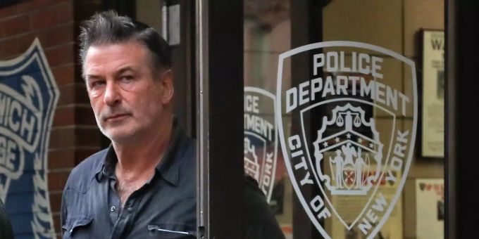 US-Schauspieler Alec Baldwin verlässt das 10. Revier der New Yorker Polizei. US-Schauspieler Alec Baldwin verlässt das 10. Revier der New Yorker P