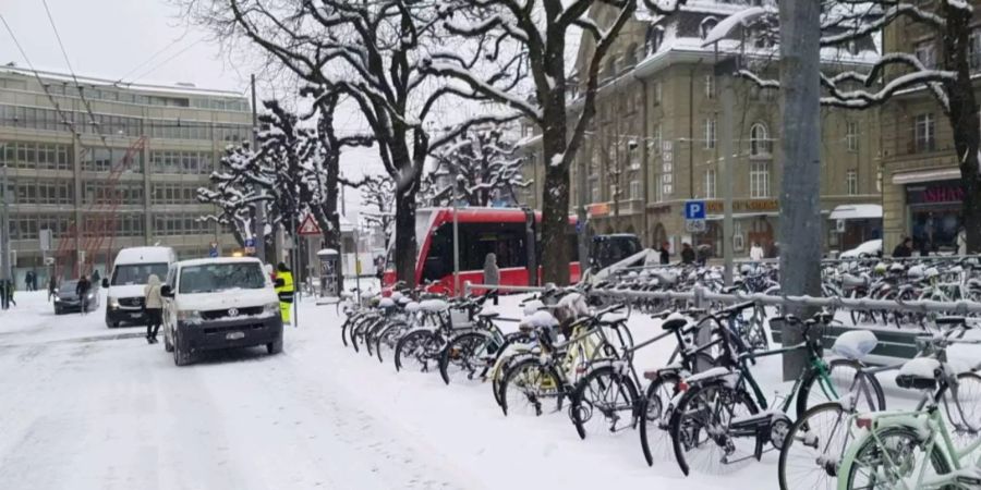 In Bern ist bei der Station Hirschengraben ein Tram entgleist.