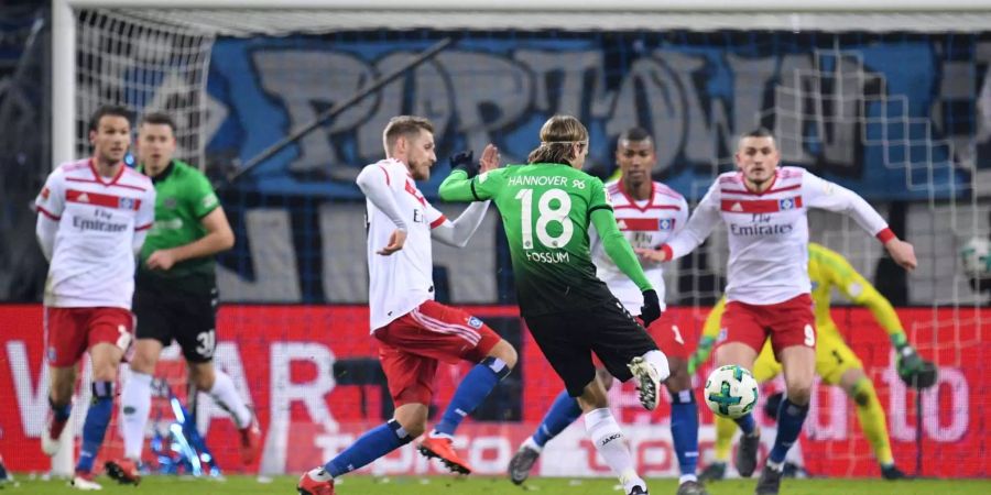 Hannovers Iver Fossum locht nach einem Eckball spektakulär zum 1:0 ein.