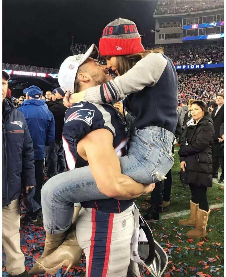 Danny Amendola (32) steht ebenfalls für die Patriots auf dem Platz und ist mit der Miss Universe 2012 Olivia Culpo (25) liiert.