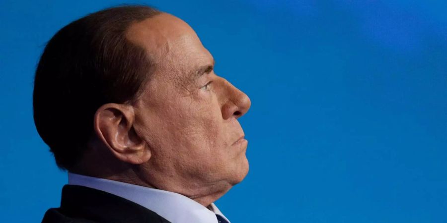 Das Mitte-Rechts-Bündnis um den ehemaligen Ministerpräsidenten Silvio Berlusconi liegt zwar vorne, seine konservative Forza Italia wurde aber innerhalb der Allianz laut Hochrechnungen von der fremdenfeindlichen Lega überholt.