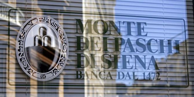 Der Schriftzug der italienischen Bank Monte dei Paschi di Siena ist auf dem Schaufenster einer Filiale in Rom zu sehen.