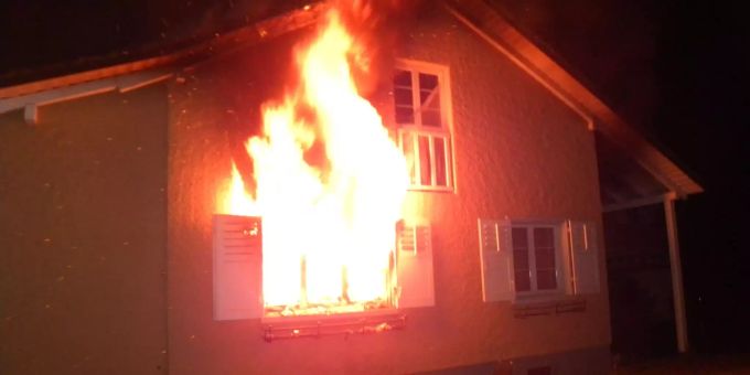 Beim Eintreffen der Feuerwehr stand das Haus in Neukirch-Egnacht TG bereits in Vollbrand. Flammen kommen aus einem Fenster in Neukirch-Egnach TG.