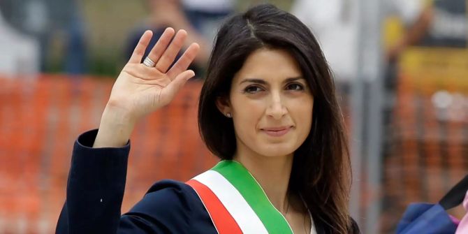 Roms Bürgermeisterin Virginia Raggi winkt Reportern zu.