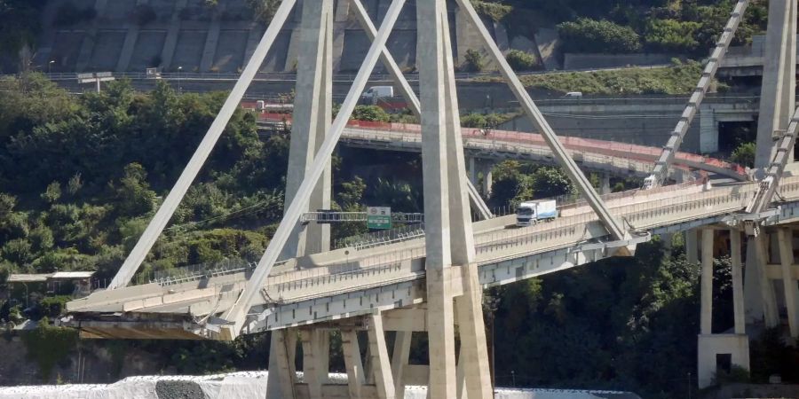 Blick auf einen Überrest der Morandi-Brücke, die am 14. August 2018 einstürzte.