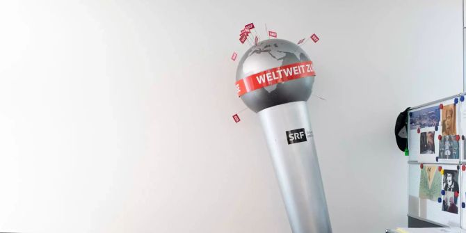 Eine Mikrofonstatue fotografiert in der Ausland Redaktion des SRF.