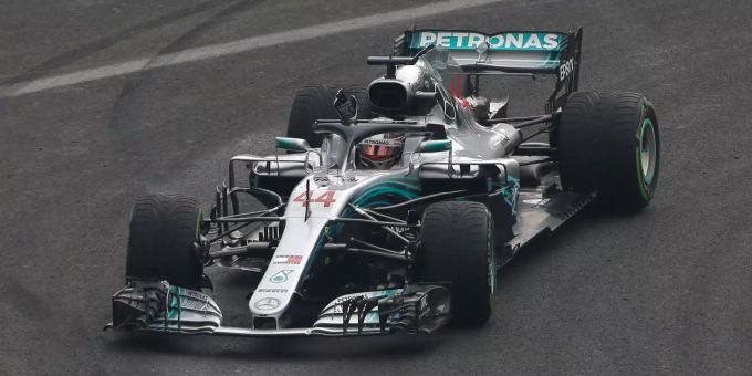 Mercedes-Pilot Lewis Hamilton dreht beim GP von Mexiko seine Runden. Mercedes-Pilot Lewis Hamilton dreht beim GP von Mexiko seine Runden.
