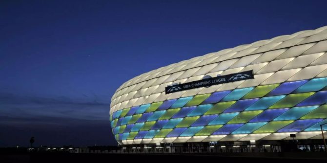 Die Allianz Arena leuchtet bei Nacht.