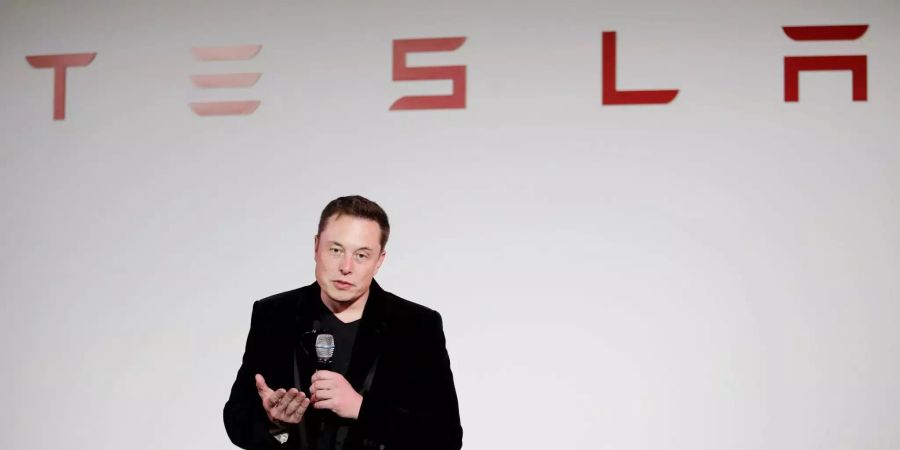 Tesla-Chef Elon Musk spricht im Hauptquartier von Tesla.