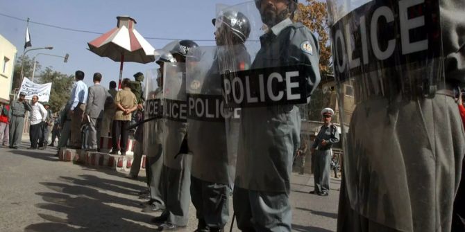 Afghanische Polizisten stehen während einer Demonstration in Kabul Wache.